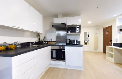 Amenities?w=400&h=260&fit=crop&q=40&auto=format&trim=auto