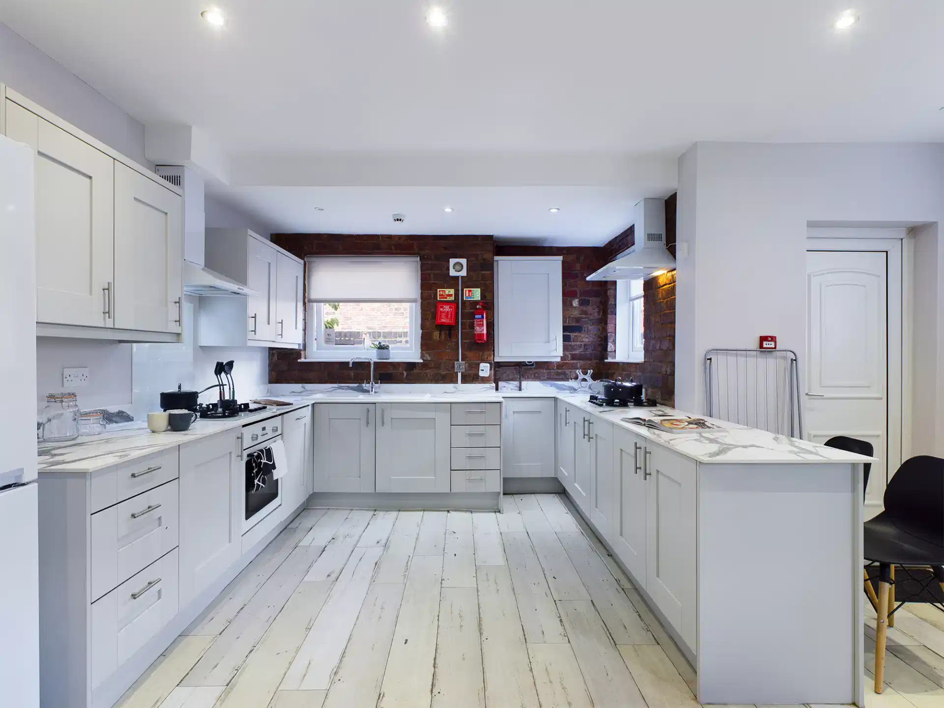 Exterior?w=400&h=260&fit=crop&q=40&auto=format&trim=auto