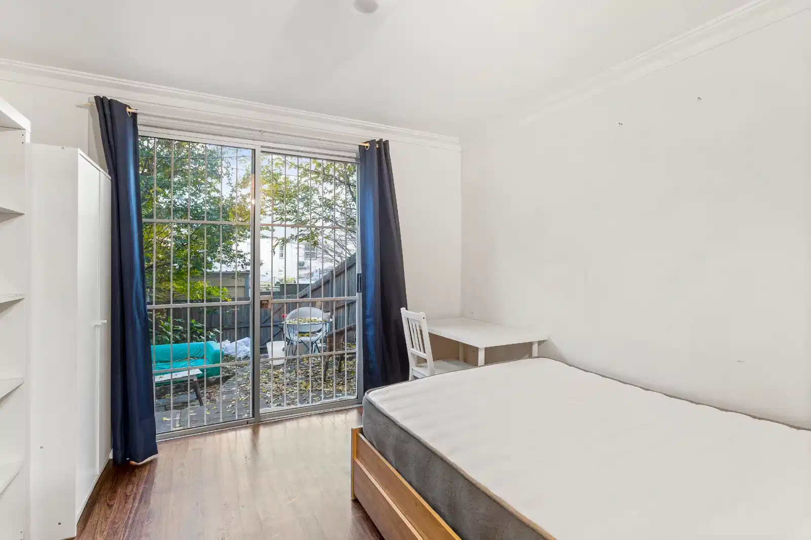 Exterior?w=400&h=260&fit=crop&q=40&auto=format&trim=auto