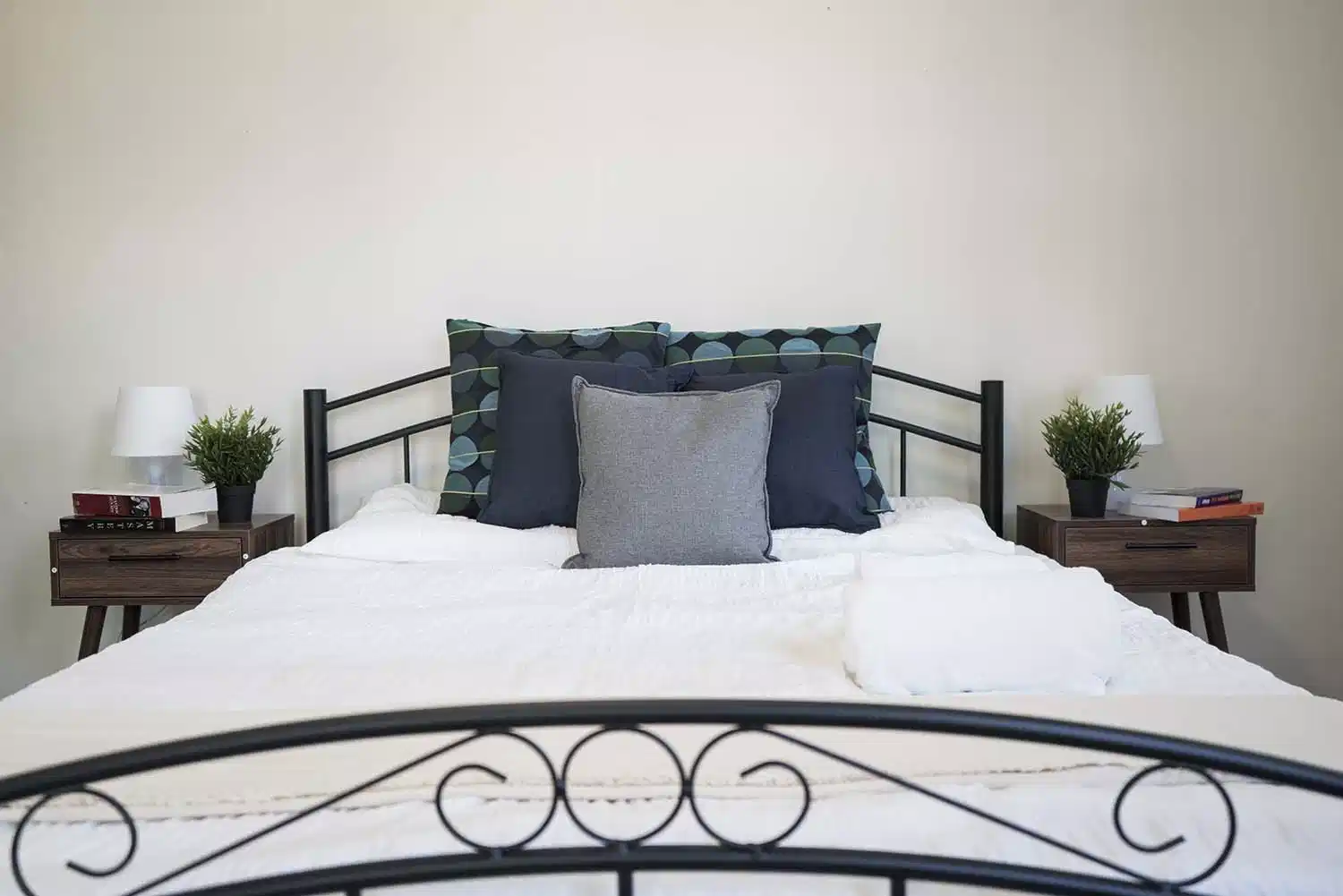 Room?w=400&h=260&fit=crop&q=40&auto=format&trim=auto