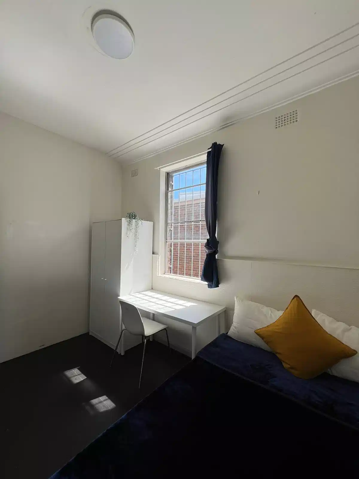 Exterior?w=400&h=260&fit=crop&q=40&auto=format&trim=auto