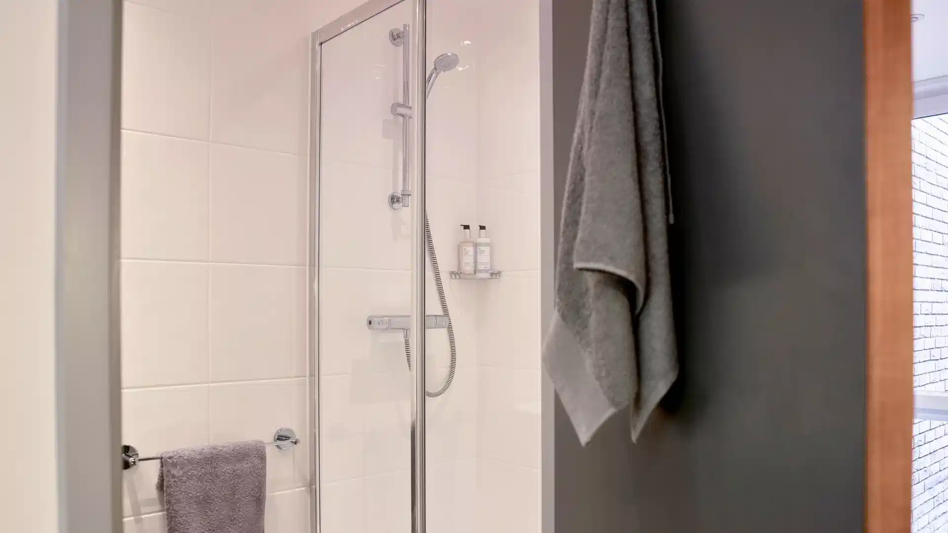 Common Area?w=400&h=260&fit=crop&q=40&auto=format&trim=auto