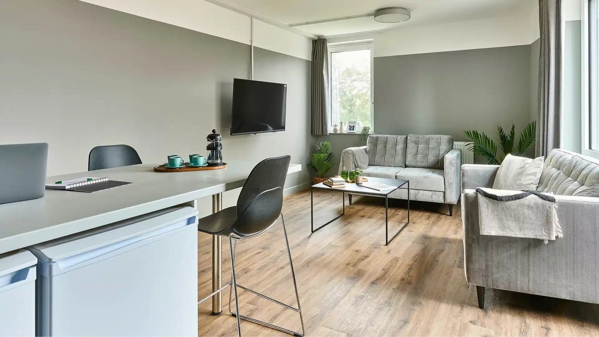 Exterior?w=400&h=260&fit=crop&q=40&auto=format&trim=auto