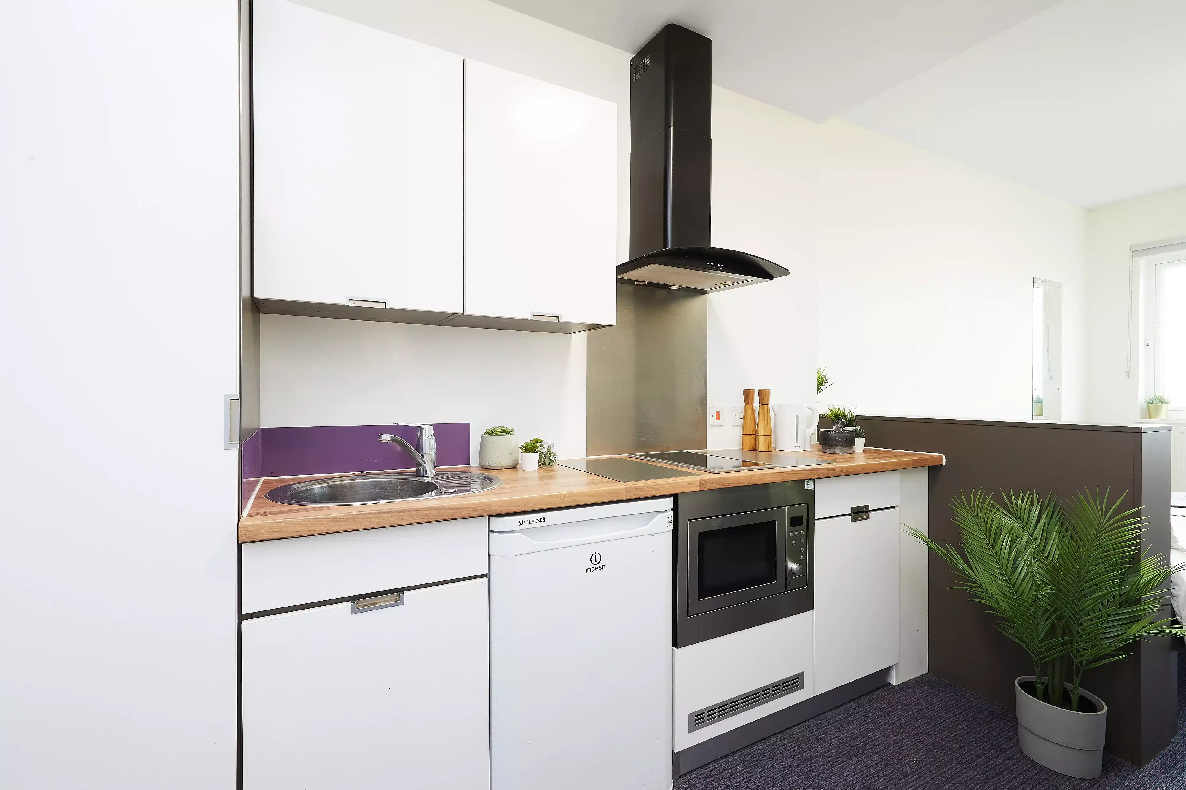 Exterior?w=400&h=260&fit=crop&q=40&auto=format&trim=auto