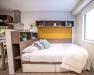 Common Area?w=400&h=260&fit=crop&q=40&auto=format&trim=auto