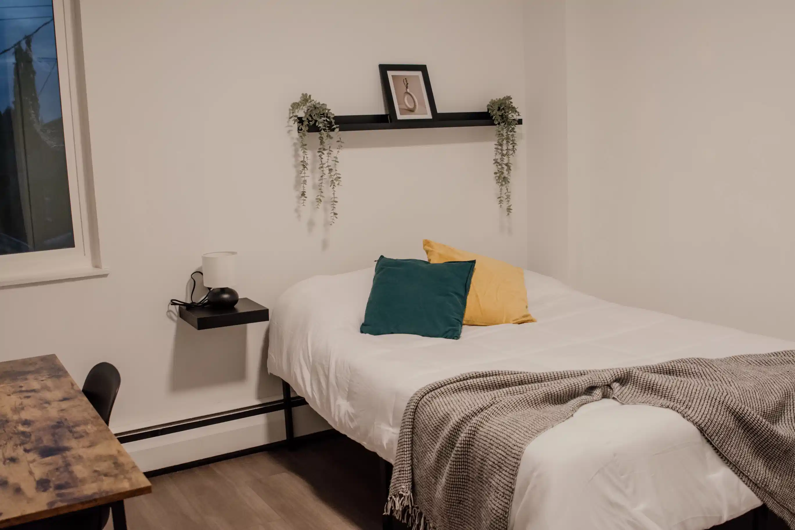 Bedroom?w=400&h=260&fit=crop&q=40&auto=format&trim=auto