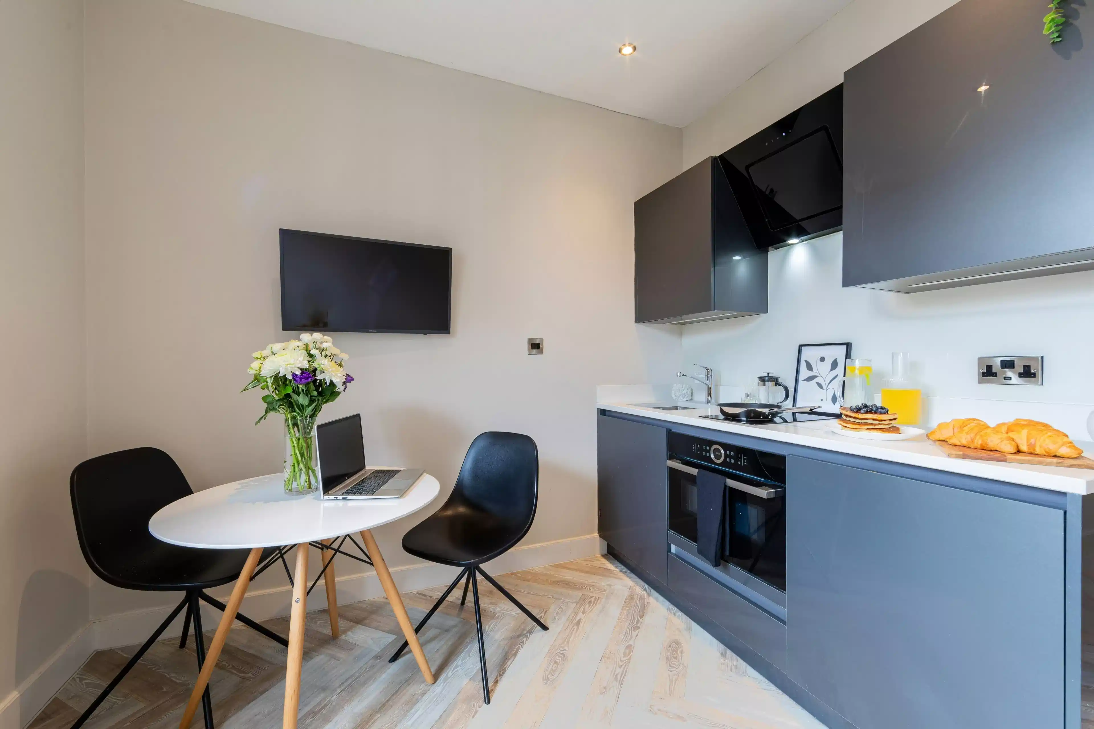 Amenities?w=400&h=260&fit=crop&q=40&auto=format&trim=auto