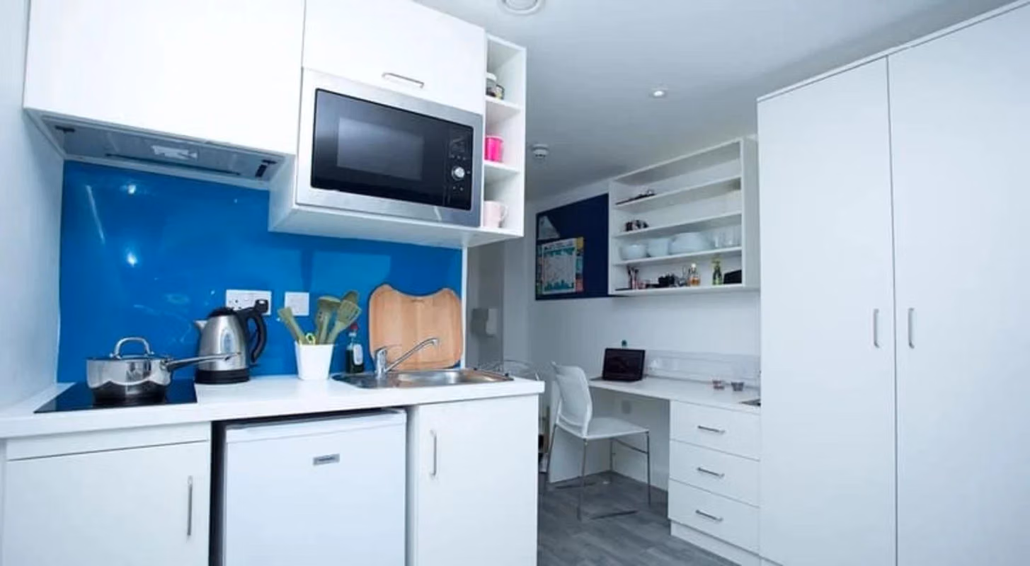 Amenities?w=400&h=260&fit=crop&q=40&auto=format&trim=auto