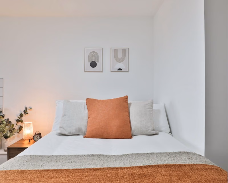 Exterior?w=400&h=260&fit=crop&q=40&auto=format&trim=auto