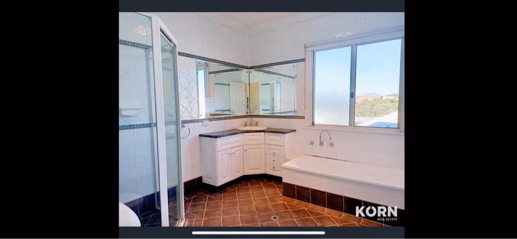 Room in a 6 Bedroom Apartment, 4A Pearson Street, Thebarton, City of West Torrens, Adelaide 5031 (Room 6) - Adelaide, South Australia, Australia - Room 1 - Bathroom