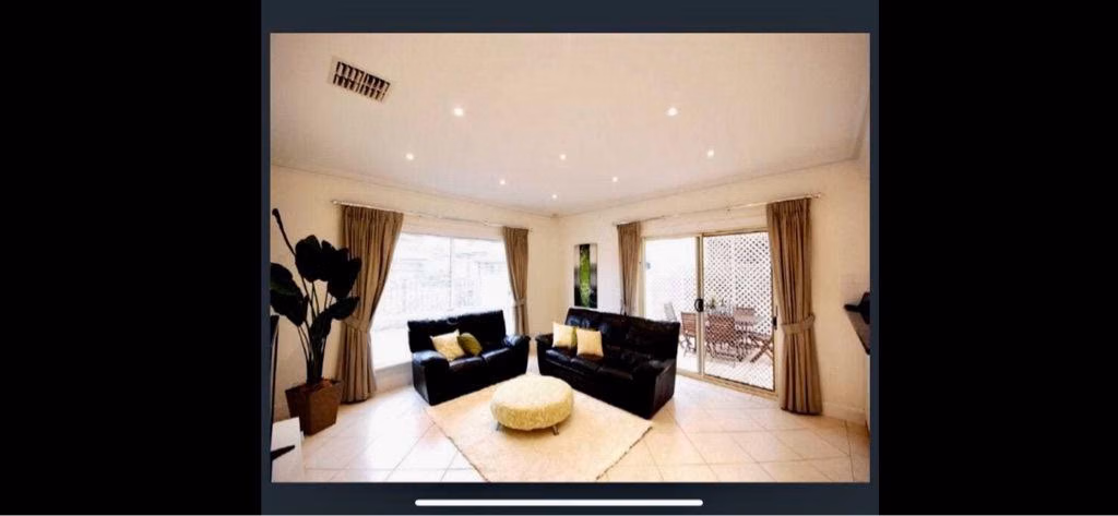 Room 1 - Bathroom?w=400&h=260&fit=crop&q=40&auto=format&trim=auto