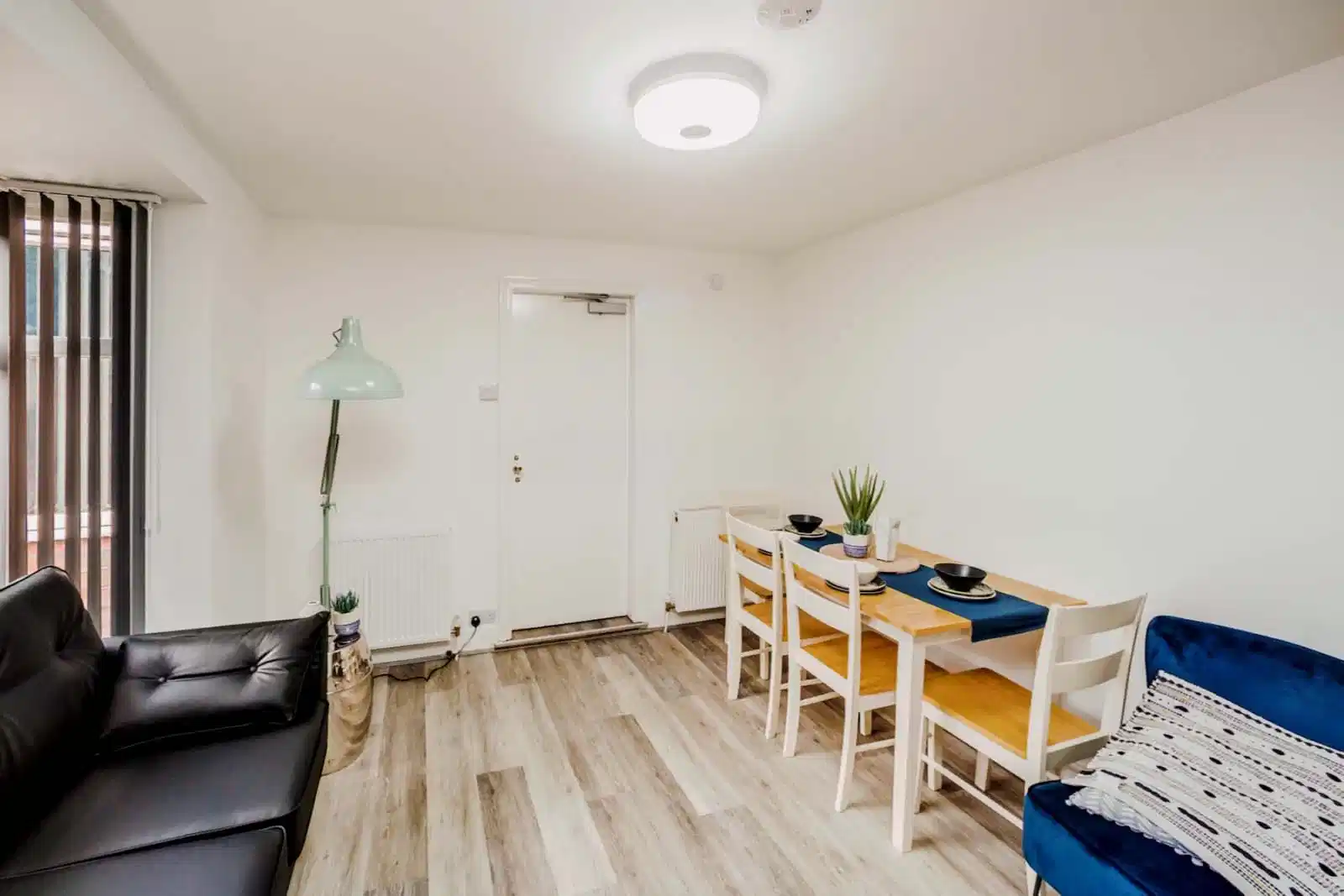 Exterior?w=400&h=260&fit=crop&q=40&auto=format&trim=auto