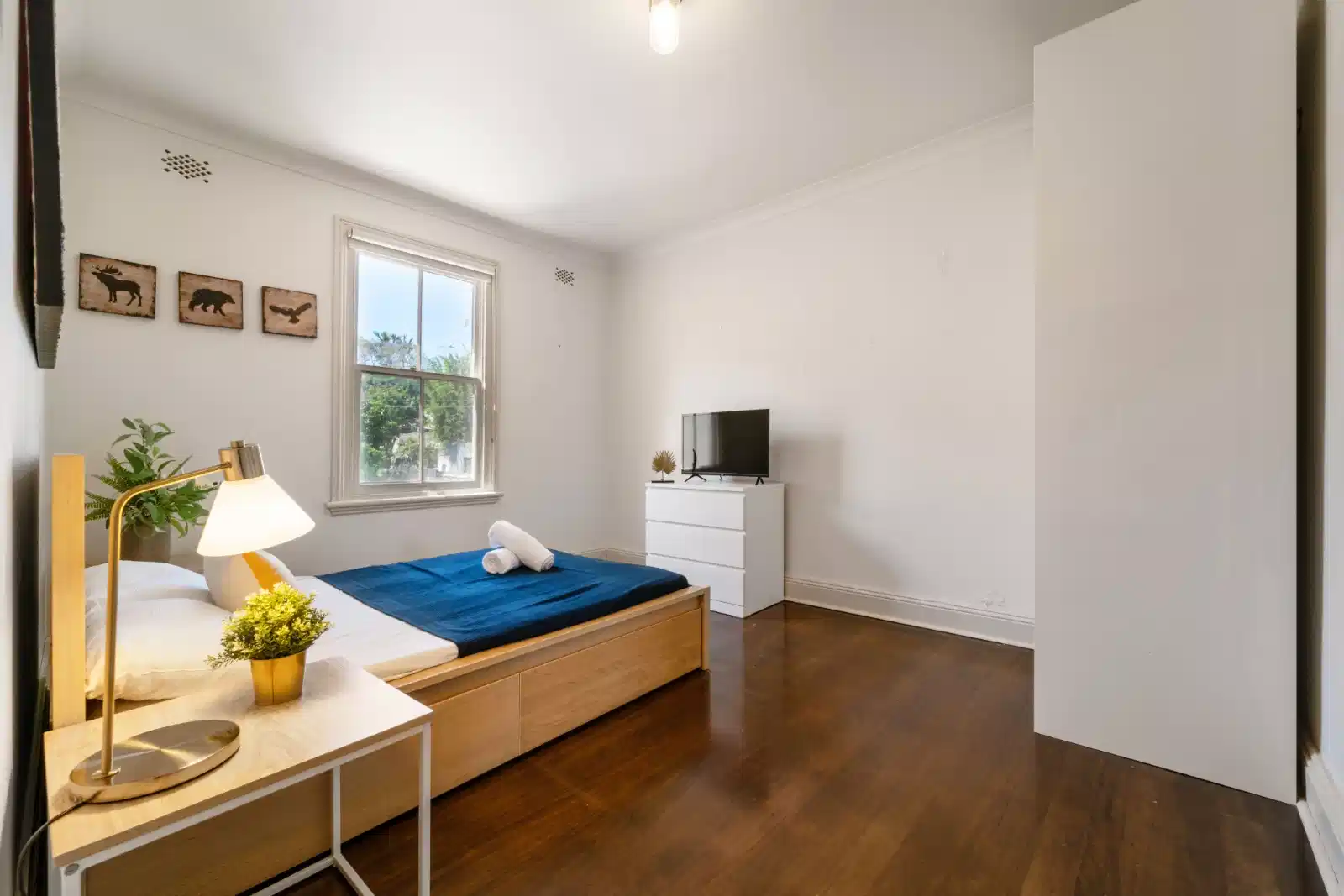 Exterior?w=400&h=260&fit=crop&q=40&auto=format&trim=auto