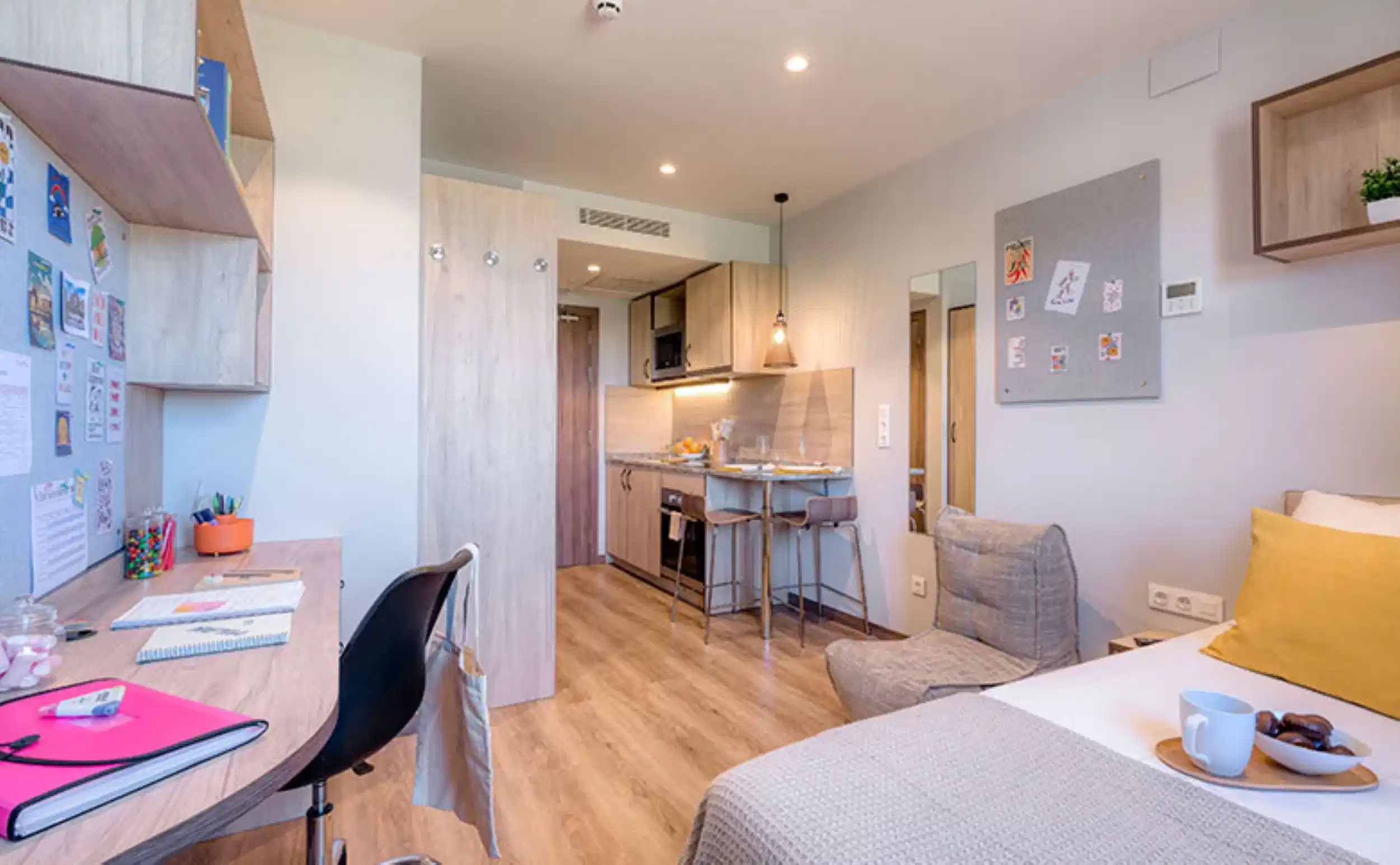 Common Area?w=400&h=260&fit=crop&q=40&auto=format&trim=auto