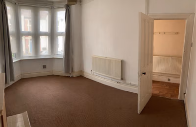 Common Area?w=400&h=260&fit=crop&q=40&auto=format&trim=auto