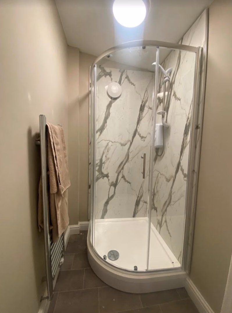 Room in a 6 Bedroom Apartment, Sheepwood Rd, Bristol BS10 7BP - Bristol, England, United Kingdom - Bedroom - Bathroom