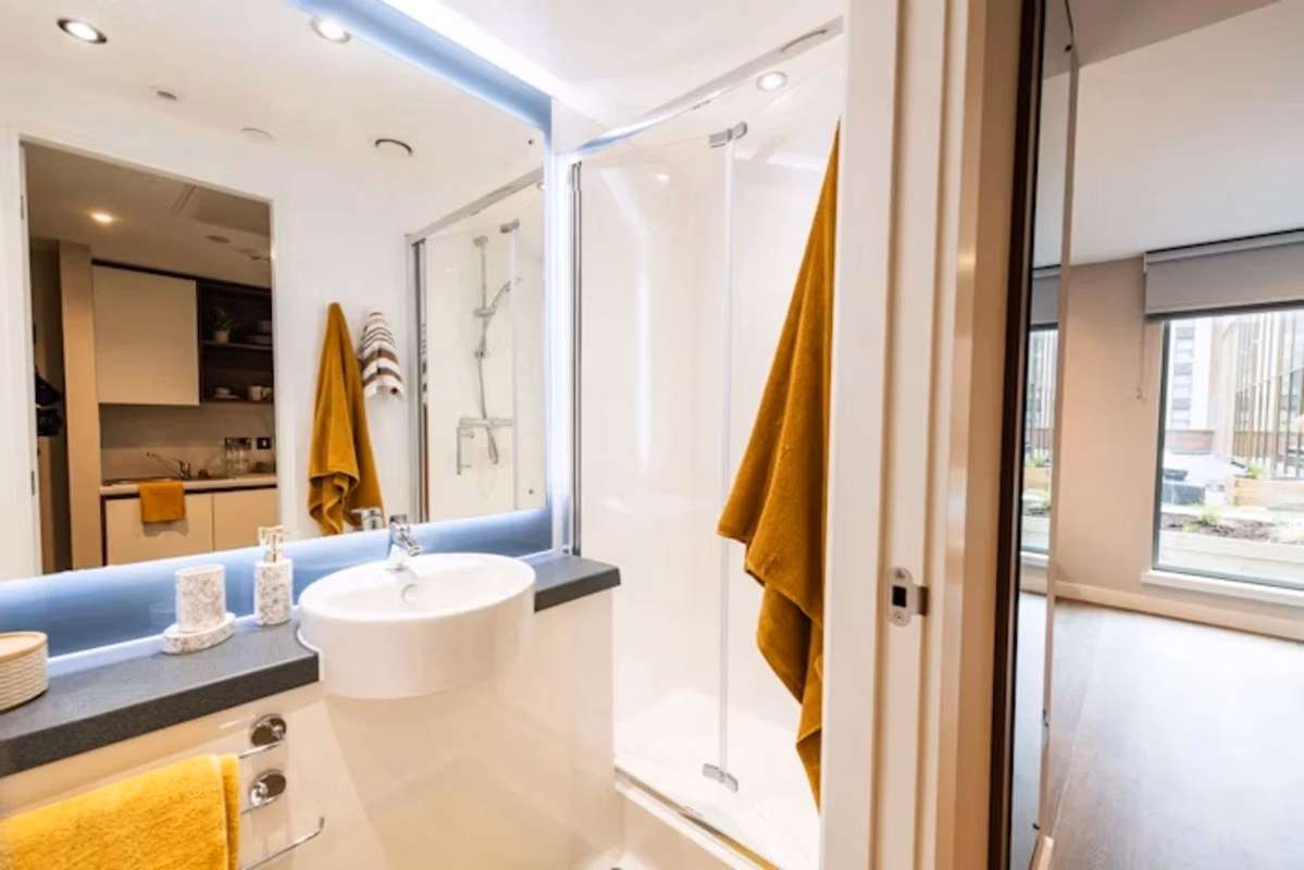 Common Area?w=400&h=260&fit=crop&q=40&auto=format&trim=auto