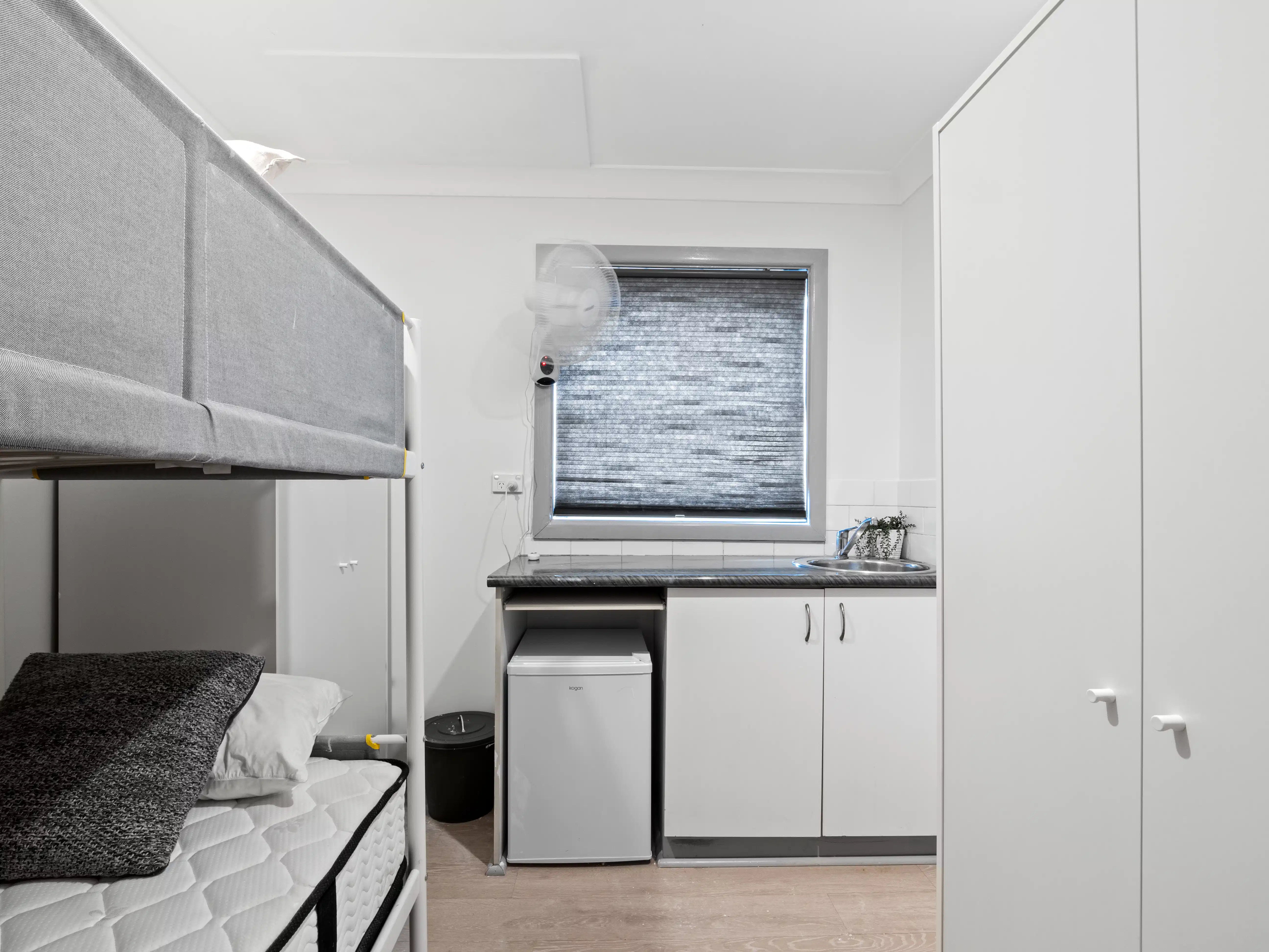 Exterior?w=400&h=260&fit=crop&q=40&auto=format&trim=auto