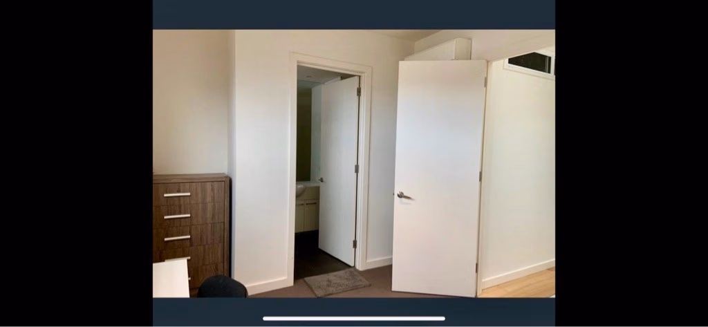 Bathroom?w=400&h=260&fit=crop&q=40&auto=format&trim=auto