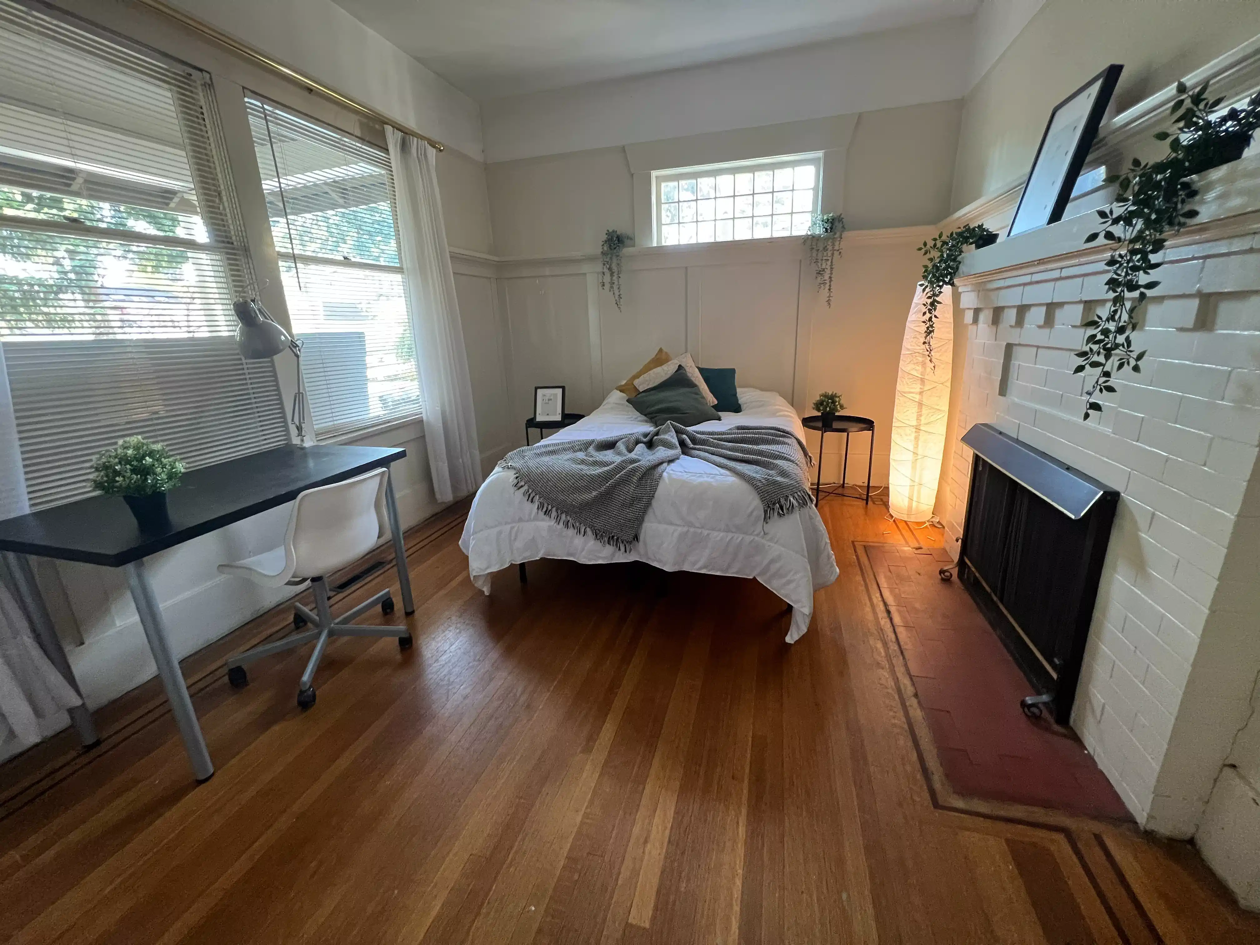 Van Gogh Room - Amenities?w=400&h=260&fit=crop&q=40&auto=format&trim=auto