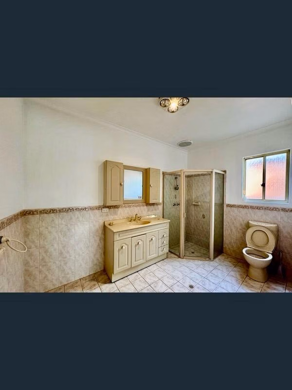 4 Bed 2 Bath - Bathroom?w=400&h=260&fit=crop&q=40&auto=format&trim=auto