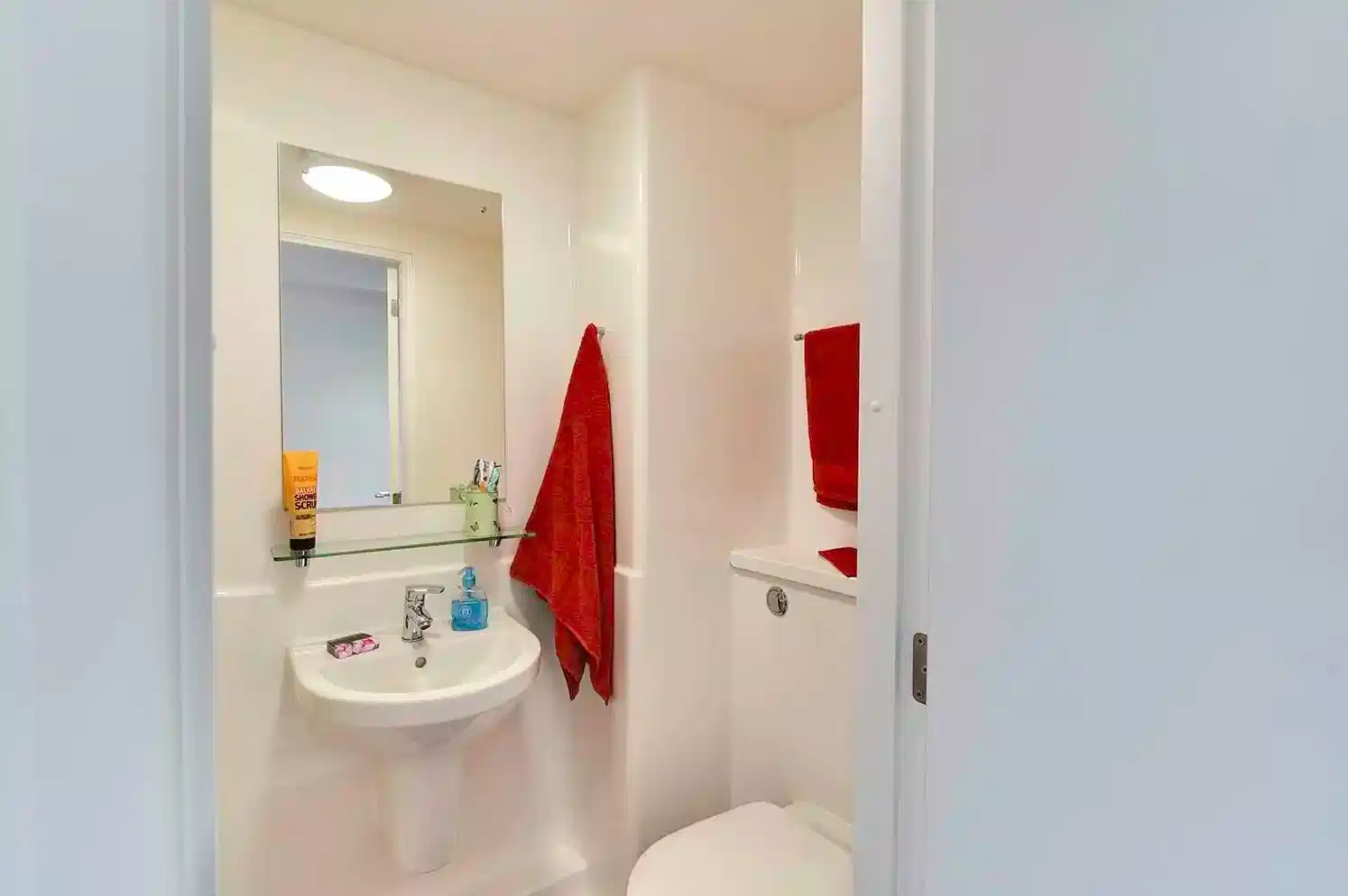 Amenities?w=400&h=260&fit=crop&q=40&auto=format&trim=auto