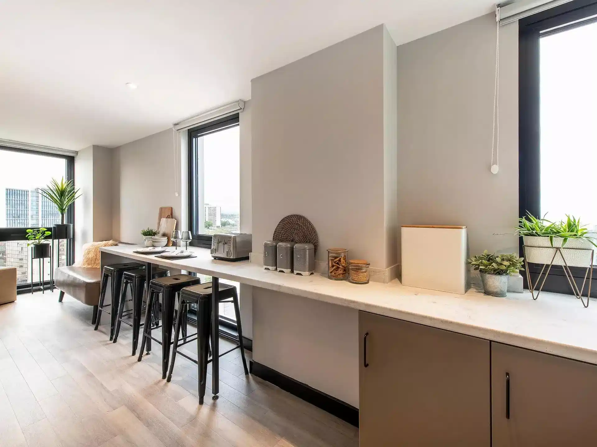 Common Area?w=400&h=260&fit=crop&q=40&auto=format&trim=auto