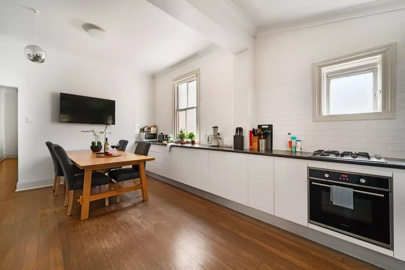 Exterior?w=400&h=260&fit=crop&q=40&auto=format&trim=auto