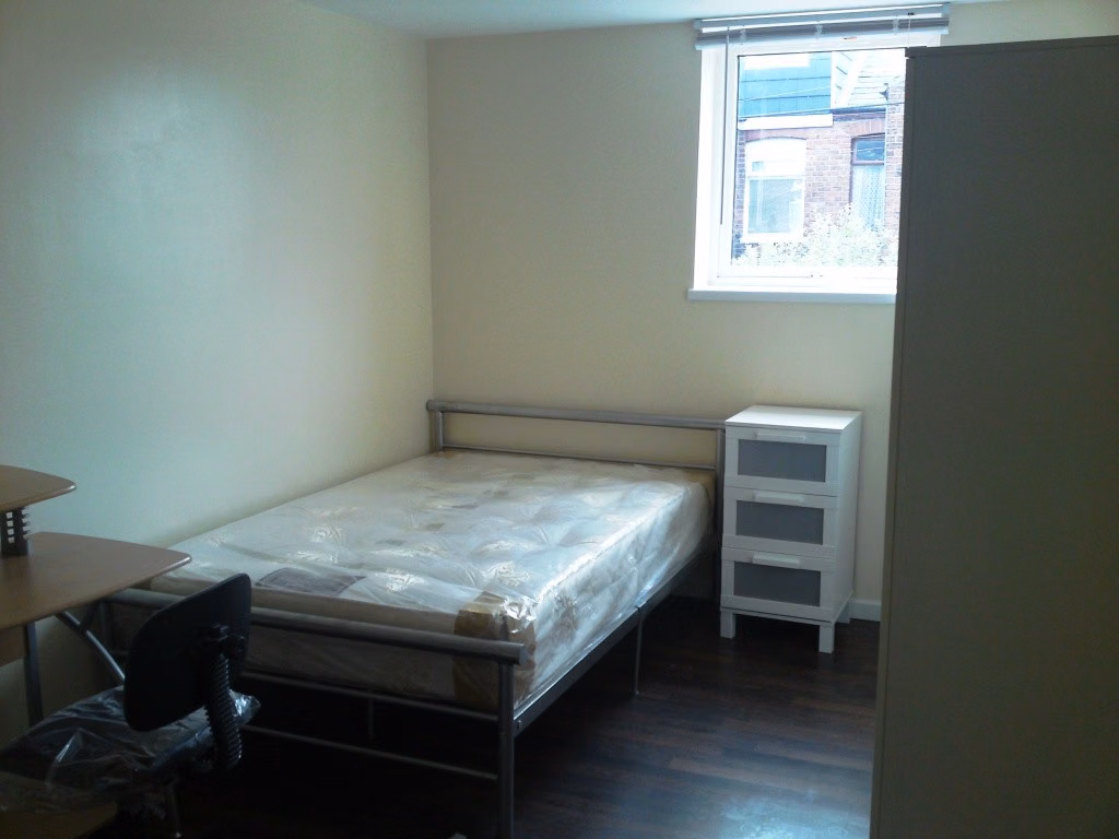 Room in a 9 Bedroom Apartment, 277 Great Western St, Manchester, M14 4DR - Manchester, England, United Kingdom - Bedroom 8 - Bedroom