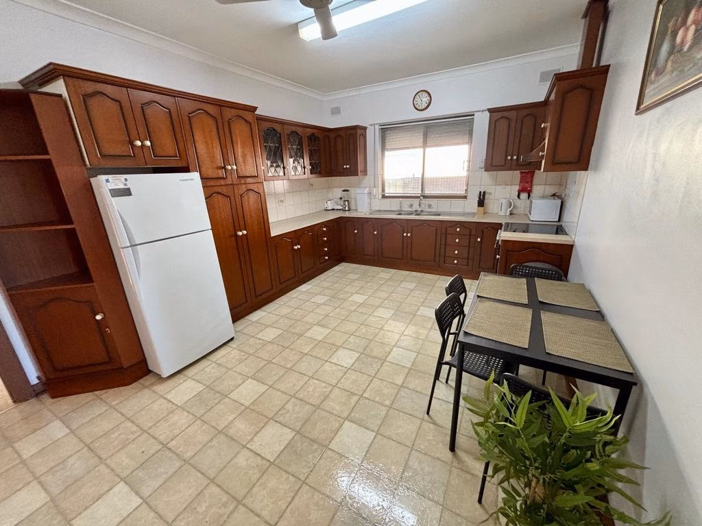 Room 2 - Kitchen?w=400&h=260&fit=crop&q=40&auto=format&trim=auto